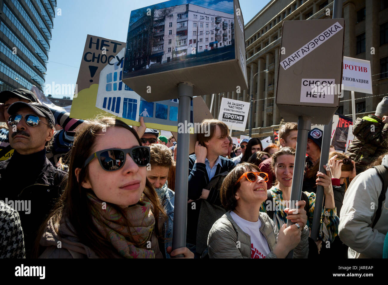 Moscou, Russie. 14 mai, 2017. Les manifestants pendant une manifestation à Moscou contre la ville plan controversé pour éliminer les blocs d'appartements de l'ère soviétique et réaménager les vieux quartiers de Moscou, Russie Crédit : Nikolay Vinokourov/Alamy Live News Banque D'Images