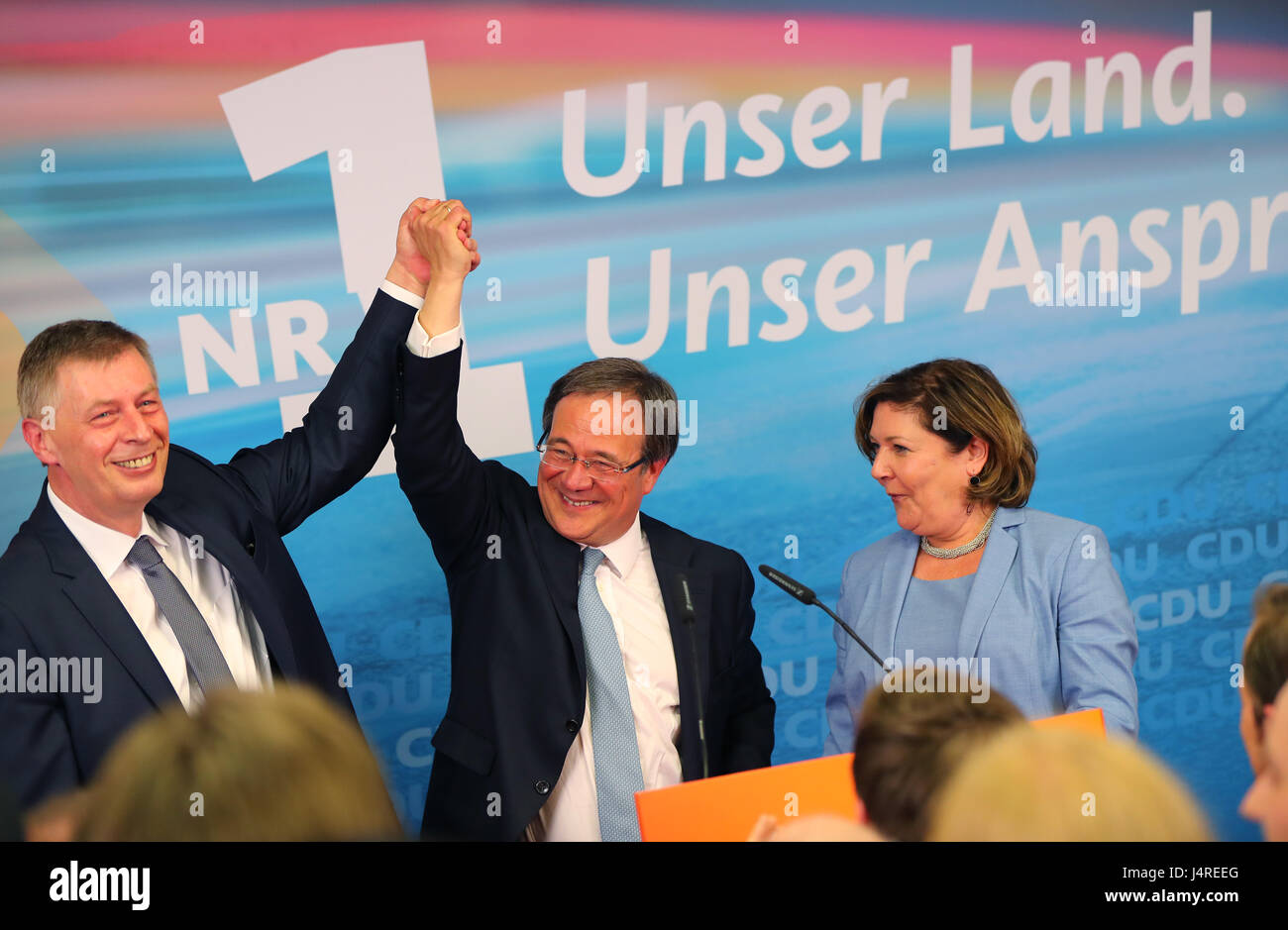 Düsseldorf, Allemagne. 14 mai, 2017. Premier candidat CDU Armin Laschet (c) sa femme Susanne et secrétaire général de la CDU Bodo Loettgen célébrer après les premiers résultats de l'élection de CDU parti à Duesseldorf, Allemagne, 14 mai 2017. Photo : Kay Nietfeld/dpa/Alamy Live News Banque D'Images