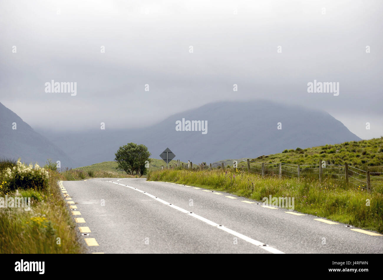 L'Irlande, Connacht, dans le comté de Mayo, country road, Banque D'Images