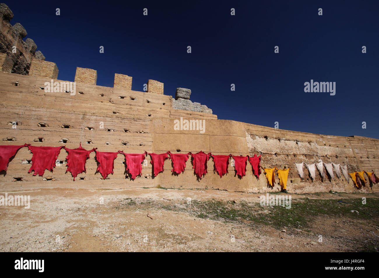 Maroc, Fès, ville, Vieille Ville, Medina, voyage, voyage, vie quotidienne, économie, bronzage, tanner le cuir, balle, production, Dyer's trade, Suk, alto, muraille, les murailles de la ville, forteresse, le séchage à l'air, Banque D'Images