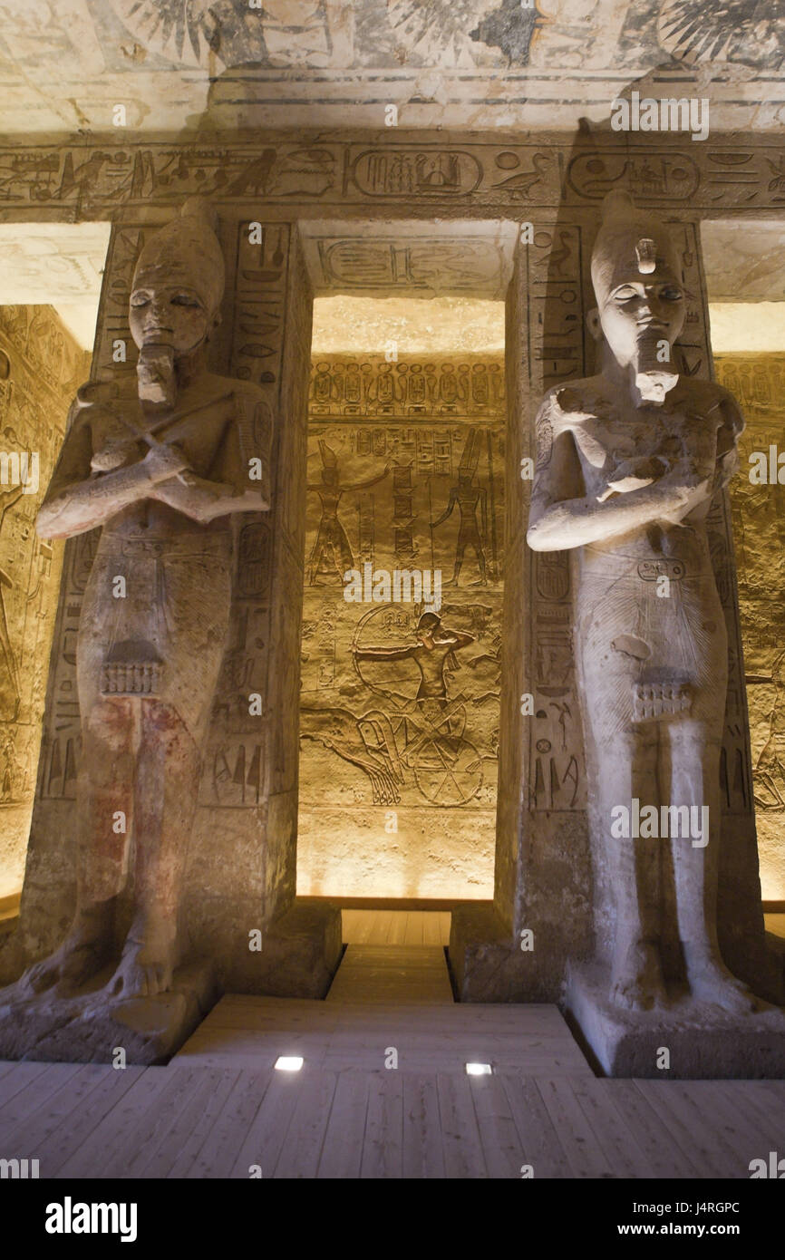 Statues, grand temple du pharaon Ramsès II, Abou Simbel, Égypte, Banque D'Images