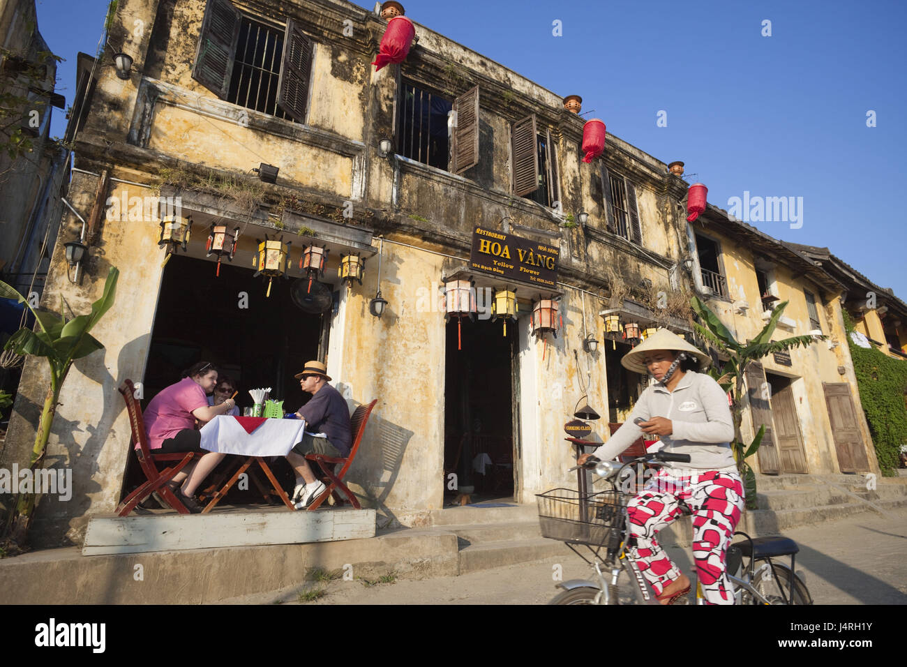 Vietnam, Hoi An, dans les cafés de la vieille ville, des cyclistes, le modèle ne libération, Banque D'Images