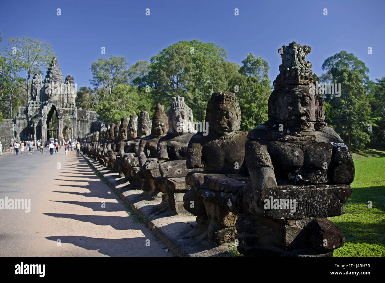 Cambodge, Siem Reap, Angkor Wat, Angkor Tohm temple, porte sud, personnages en pierre, protections, Banque D'Images