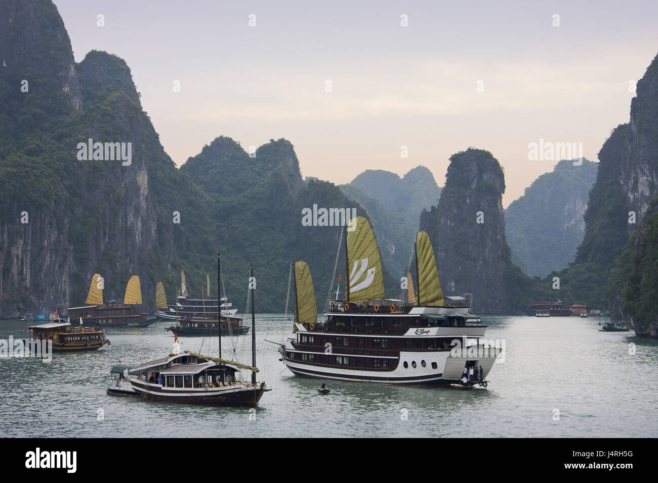 Vietnam, la baie d'Halong, les navires, Banque D'Images