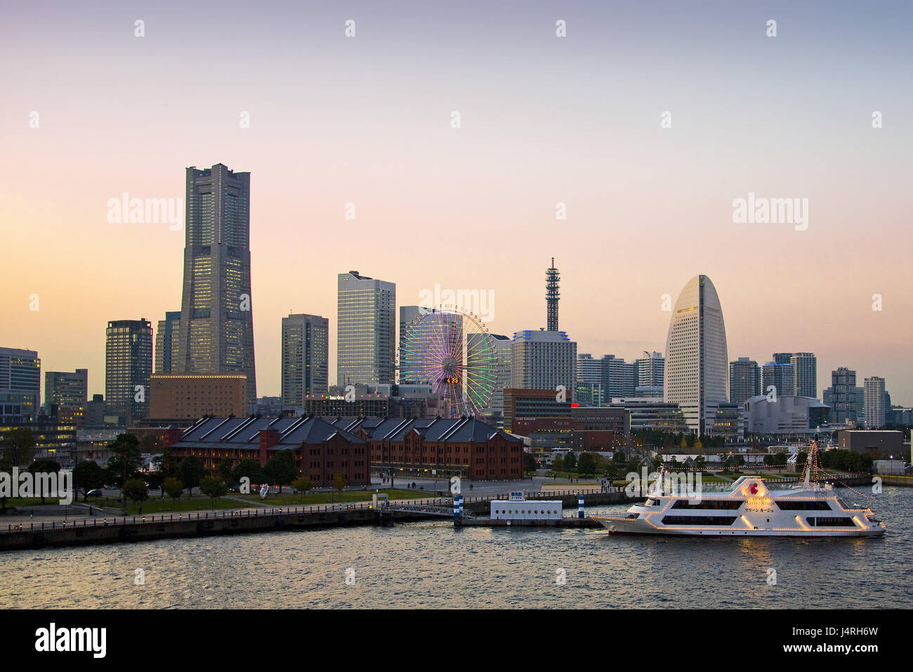 Japon, Yokohama, vue sur la ville, des tours, de land mark Tower, Banque D'Images