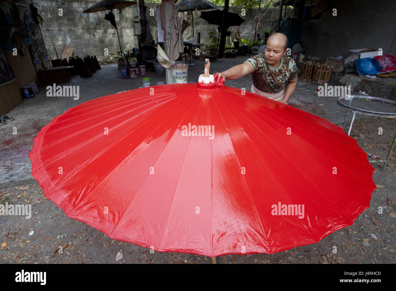 La Thaïlande, Chiang Mai, Bo, chanson Umbrella Village, l'homme, la production de papier, écran d'affichage, couleur, rouge, le modèle ne libération, Banque D'Images