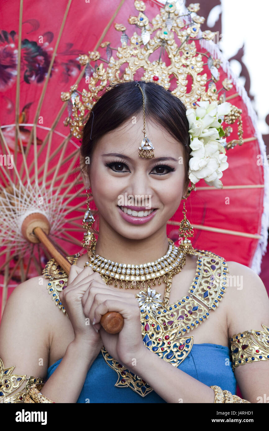 La Thaïlande, Chiang Mai, Chiang Mai Fête des fleurs, femme, décoration florale, affichage écran, robe, traditionnellement, la moitié portrait, le modèle ne libération, Banque D'Images