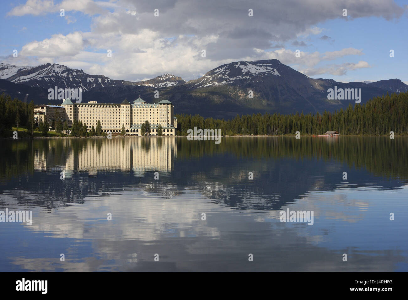 Lake, tranquillement, à l'image, port, hôtel, horizon, paysages de montagne, le Canada, l'Alberta, Banff Parc national, la saumure Louise, montagnes Rocheuses, l'hôtel de Chateau de brise marine, Louise Banque D'Images