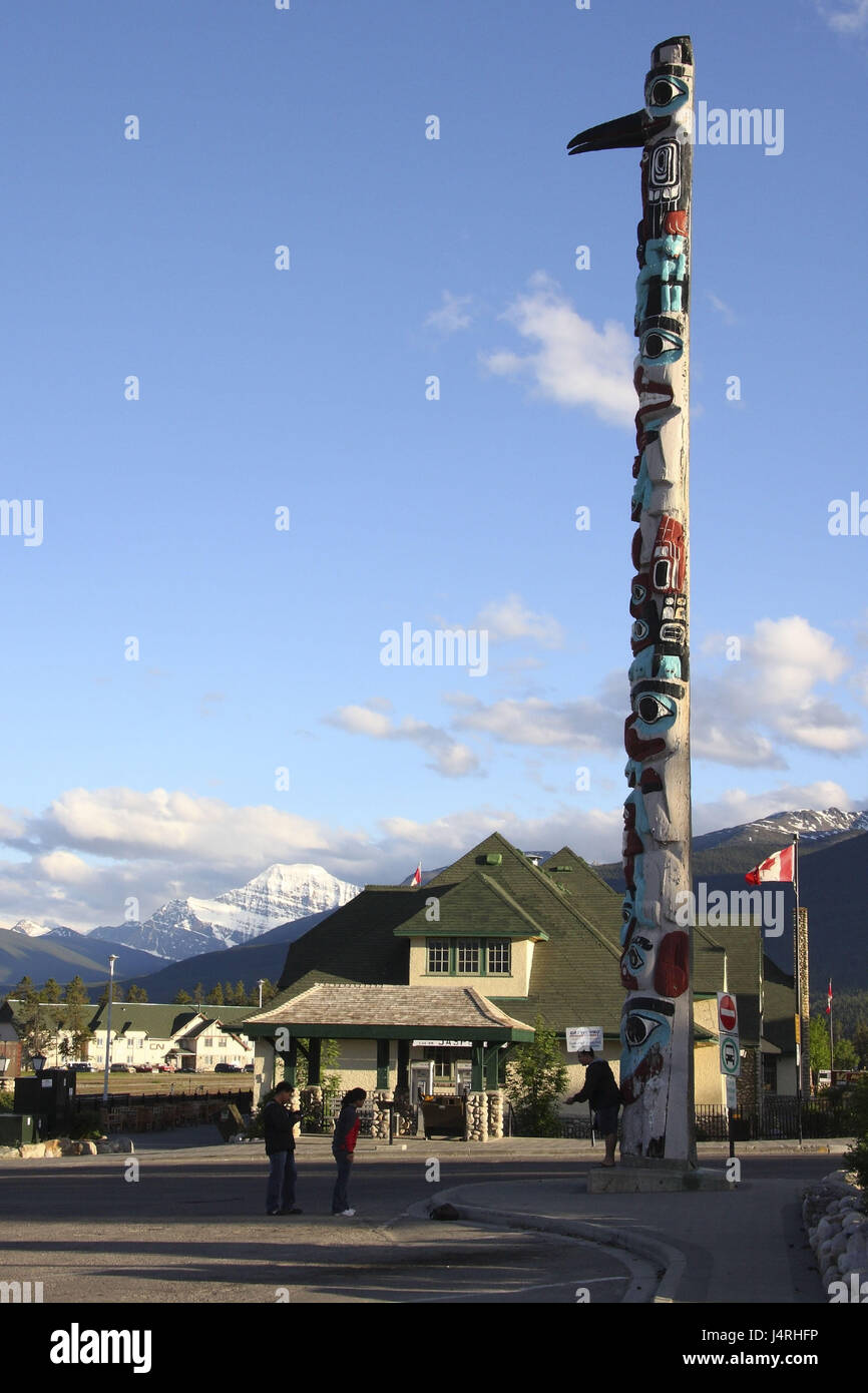 Poteau en bois, Indienne, Jasper Raven Totem, gare, Jasper, soir tuning, Canada, province, l'Alberta, Parc National de Jasper, Jasper, Rocheuses, touristiques, le modèle ne libération, Banque D'Images