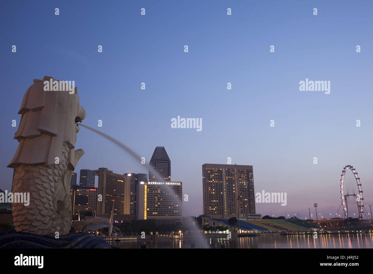 Singapour, Singapour, ville Parc Merlion, rivières, Singapour Merlion, crépuscule, sculpture Banque D'Images