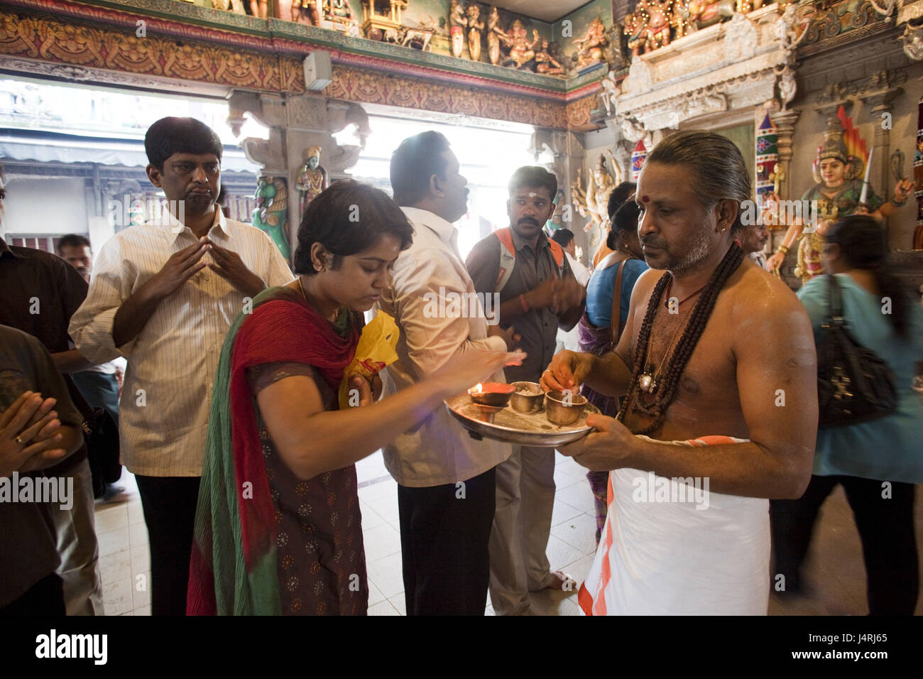 Singapour, Singapour Town, Little India, Sri Veeramakaliamman Tempel, croyants, Banque D'Images