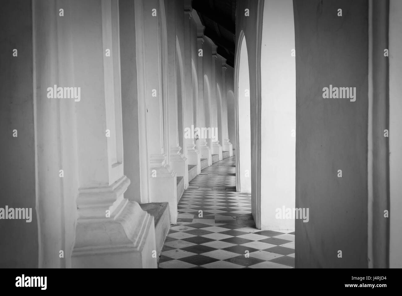 Religions du monde bouddhisme en Thaïlande - temple bouddhiste thaï noir & blanc couloir Banque D'Images