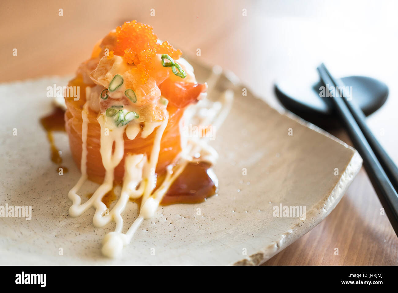 Rouleaux Sashimi au saumon à la crème et oeufs de poisson volant Banque D'Images