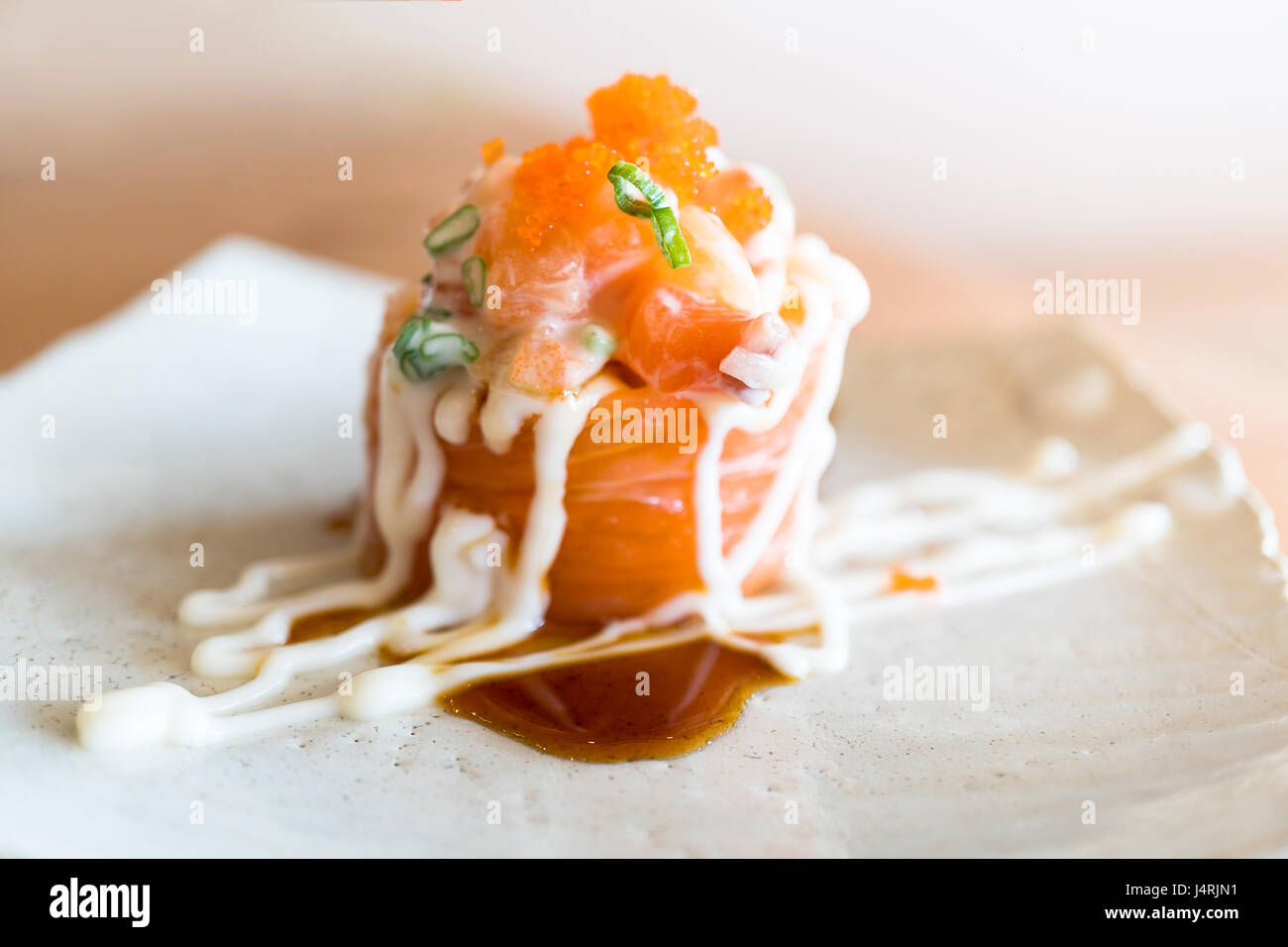 Rouleaux Sashimi au saumon à la crème et oeufs de poisson volant Banque D'Images