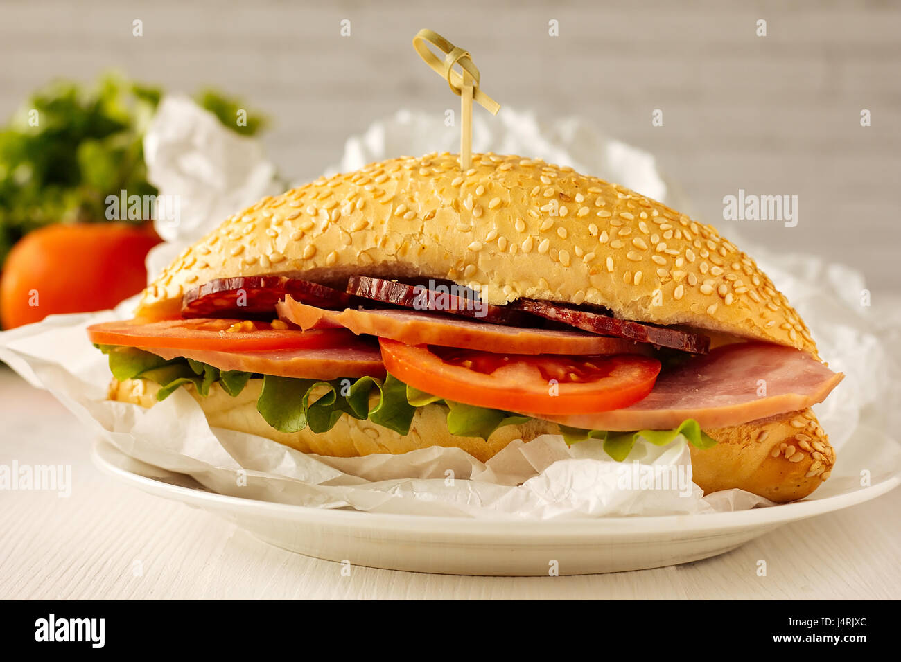 Sandwich avec du jambon, des saucisses et tomates selective focus Banque D'Images