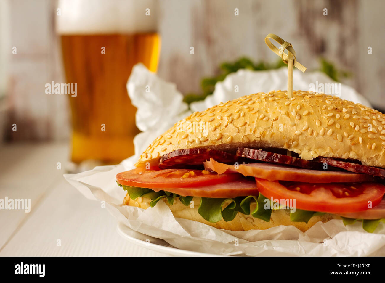 Sandwich avec du jambon, des saucisses et tomates selective focus Banque D'Images