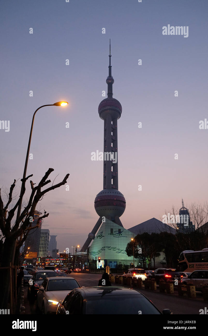 L'Oriental Pearl Tower à Lujiazui Quartier Financier de Shanghai, Chine Banque D'Images