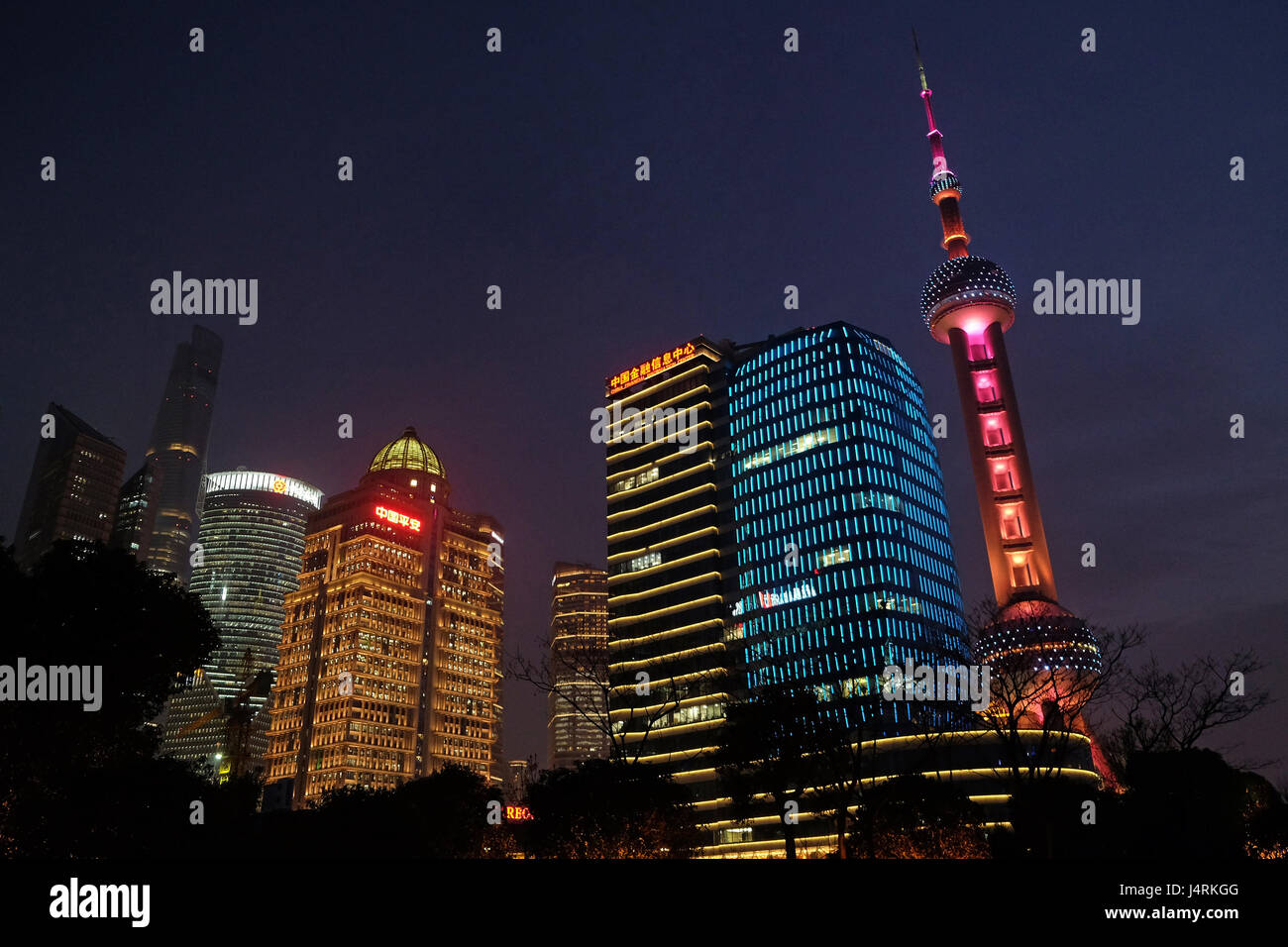 Vue de nuit le centre d'affaires à Shanghai, Chine, le 26 février 2016. Banque D'Images