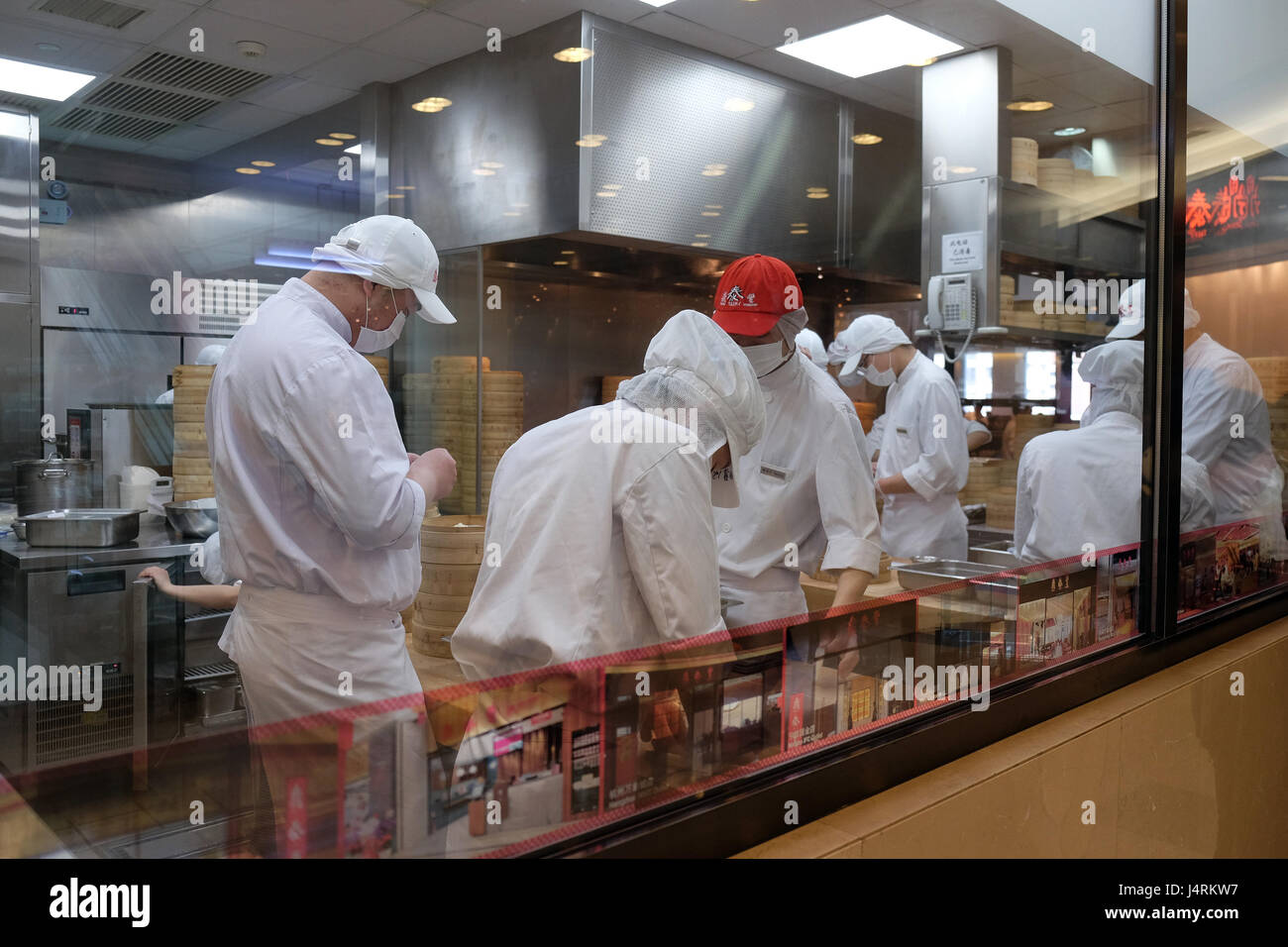 Chines chefs préparer la cuisine du restaurant en centre commercial à Shanghai, Chine, le 28 février 2016. Banque D'Images