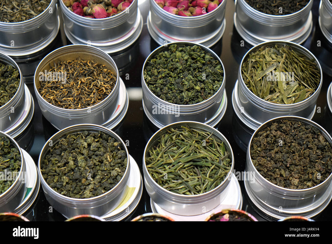 Différents types de thé en pots en métal exposés à la vente dans un magasin de thé chinois à Shanghai, le 29 février 2016. Banque D'Images