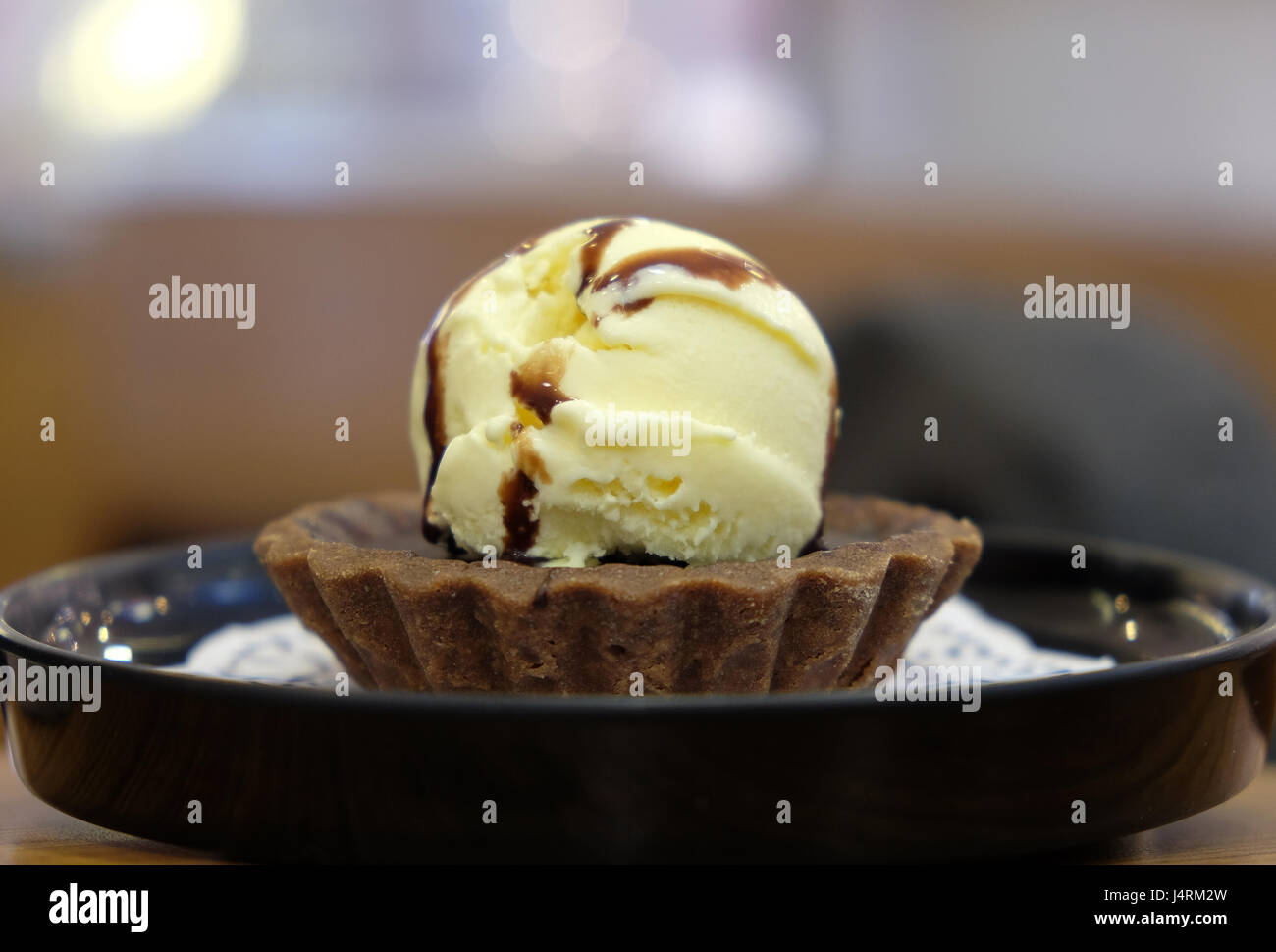 Brownie dessert sur assiette blanche avec du sirop de chocolat et glace vanille, crème de café à Shanghai, le 29 février 2016. Banque D'Images