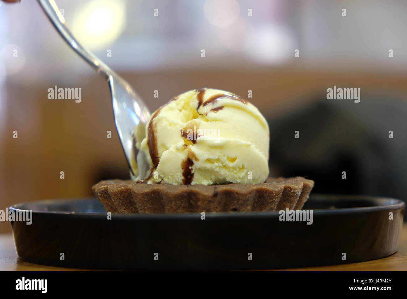 Brownie dessert sur assiette blanche avec du sirop de chocolat et glace vanille, crème de café à Shanghai, le 29 février 2016. Banque D'Images