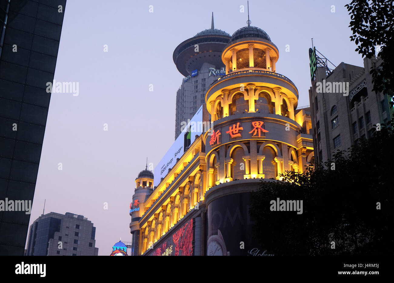 New World City Shopping Centre à principale rue commerçante piétonne Nanjing Road à Shanghai, Chine, le 29 février 2016. Banque D'Images