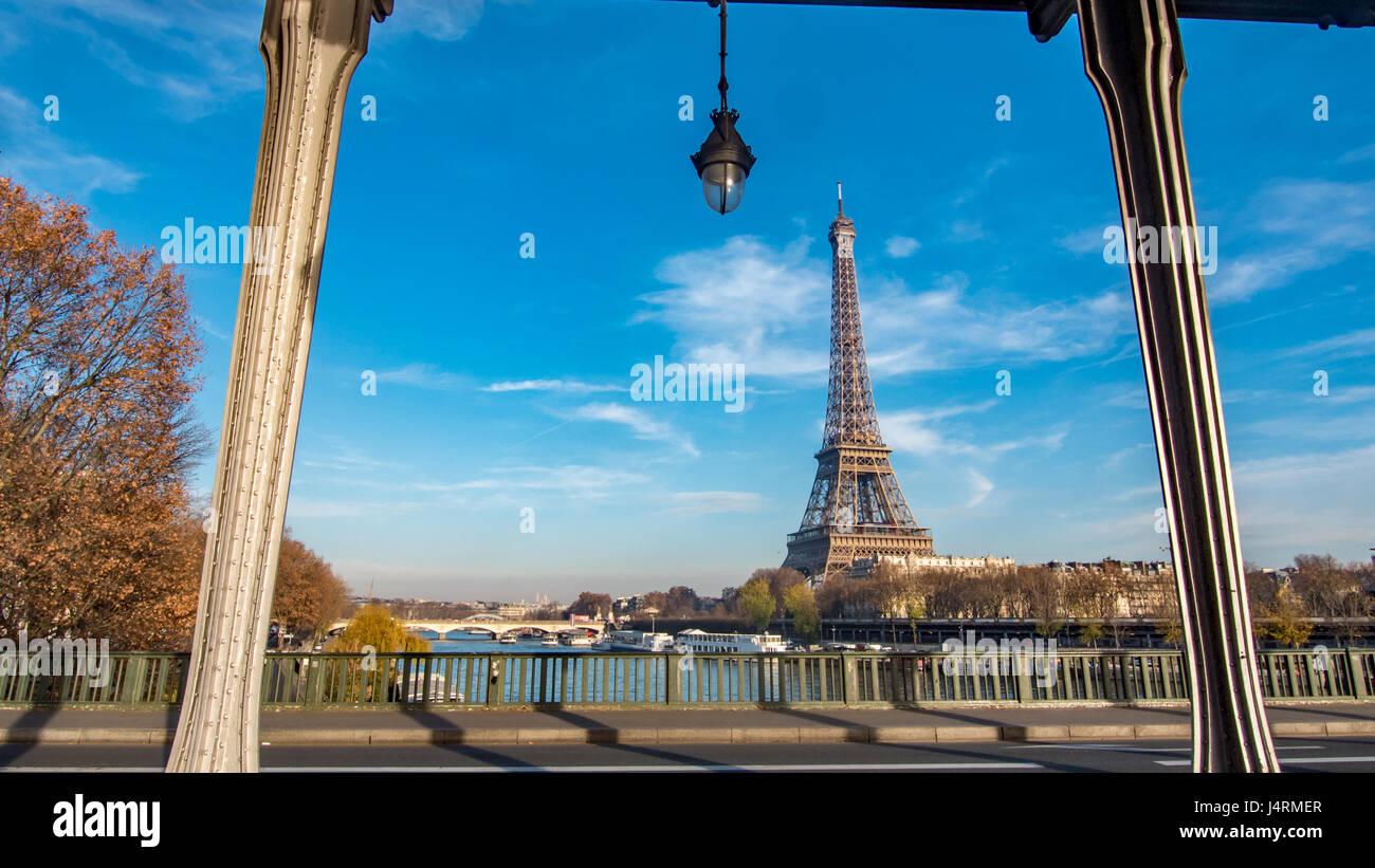 Vue sur la Tour Eiffel et de la Seine à Paris, France Banque D'Images