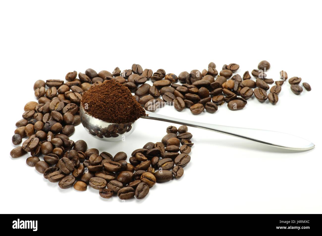 La cuiller à café de grains de café entiers isolé sur fond blanc Banque D'Images