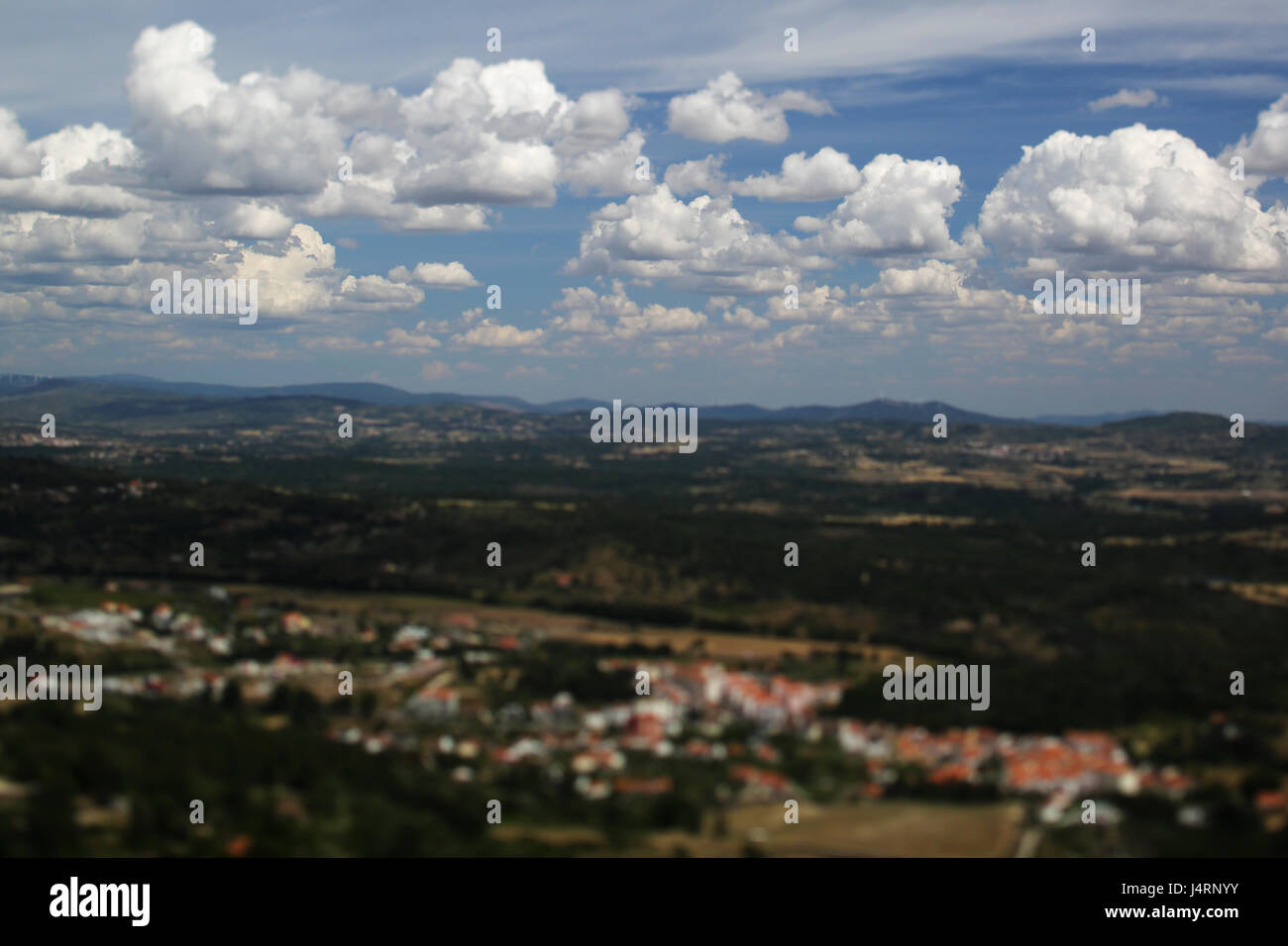 Cumulus humilis nuages au-dessus de la plaine, à l'est de la Serra da Estrela, Portugal Banque D'Images