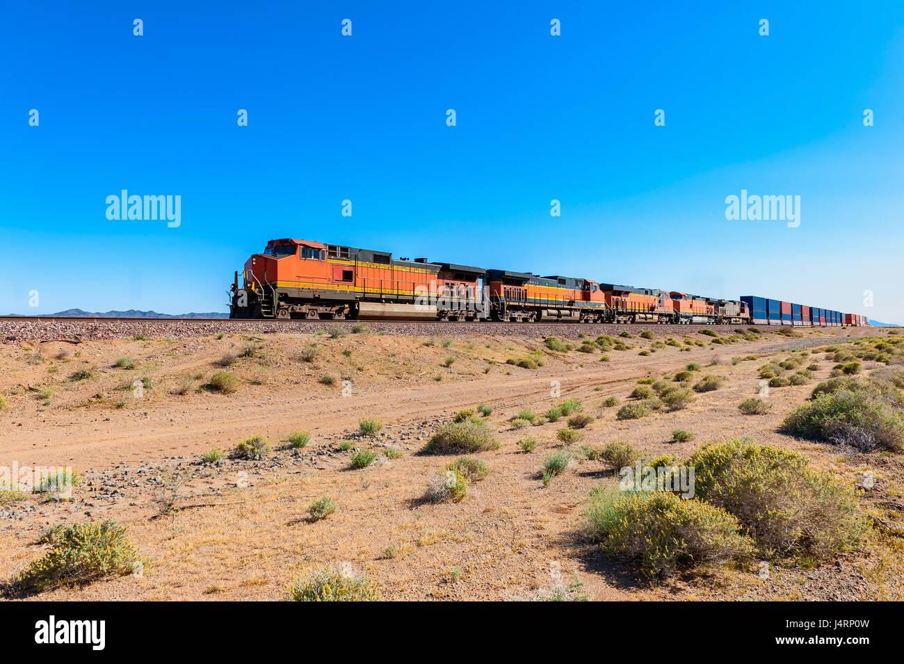 La conduite par Train de marchandises le long de la route 66 du désert de Mojave, Californie, USA Banque D'Images