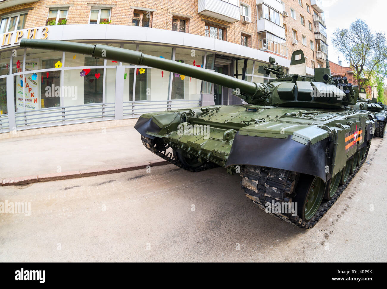 Samara, Russie - 6 mai 2017 : nouvelle modification militaire armée russe char de combat principal T-72B3M en camouflage vert à la rue de la ville de Samara, Russie Banque D'Images