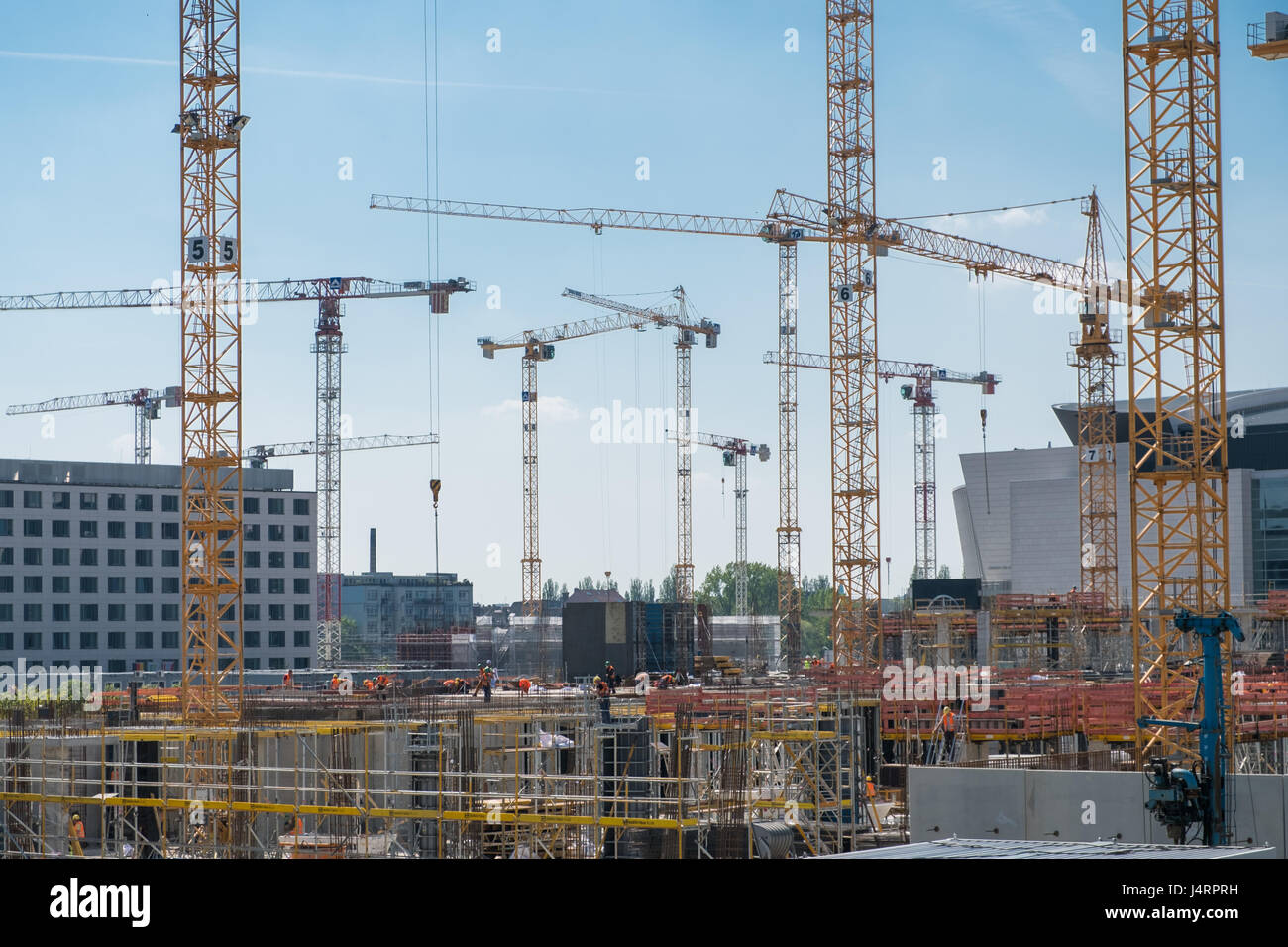Berlin, Allemagne - 11 mai 2017 : les grues et les travailleurs de la construction au chantier de la 'petite' Côté Esat, un centre commercial près de l'East Side Gal Banque D'Images
