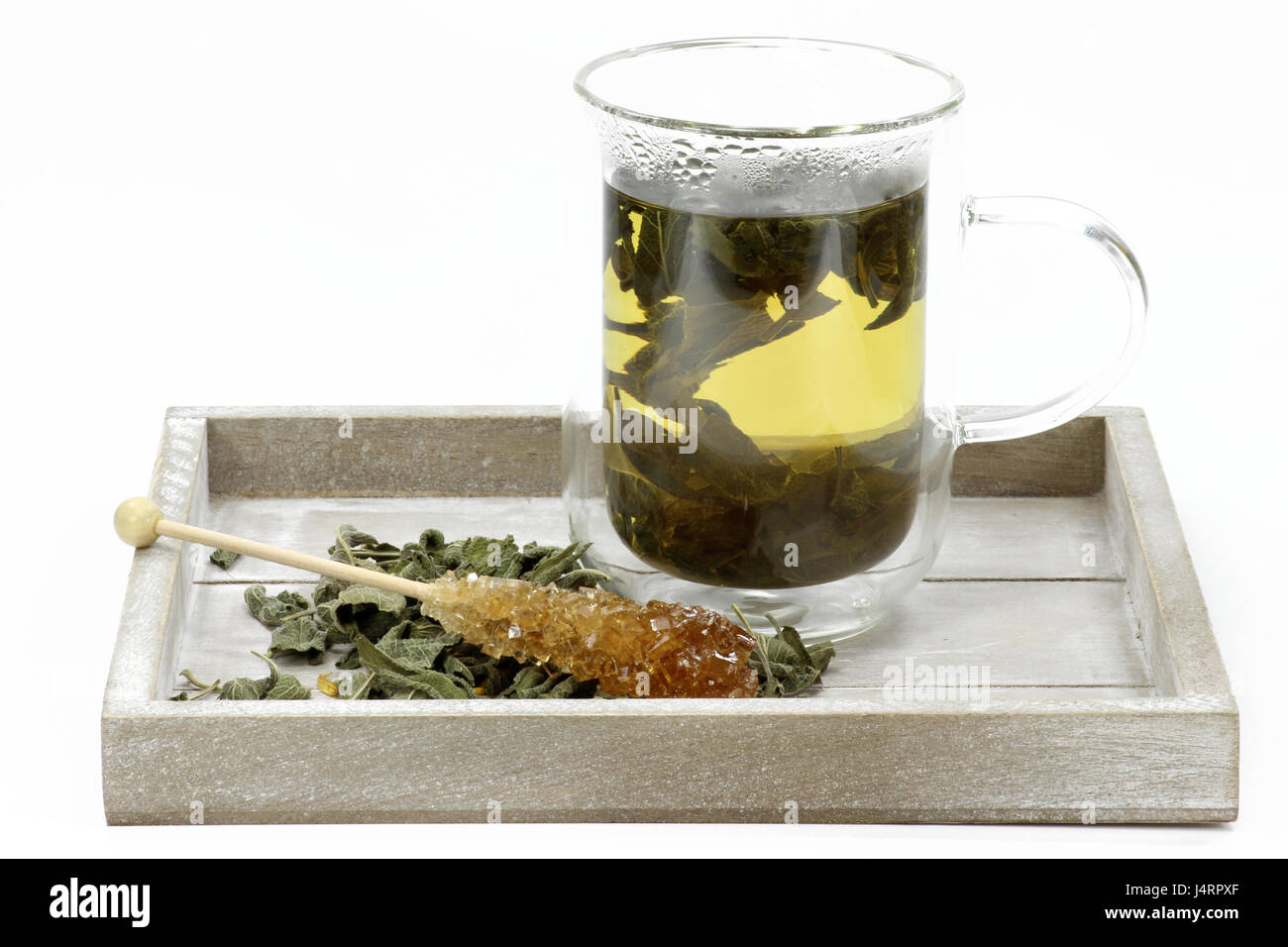 Sage du thé dans une tasse en verre double paroi sur plateau en bois Banque D'Images