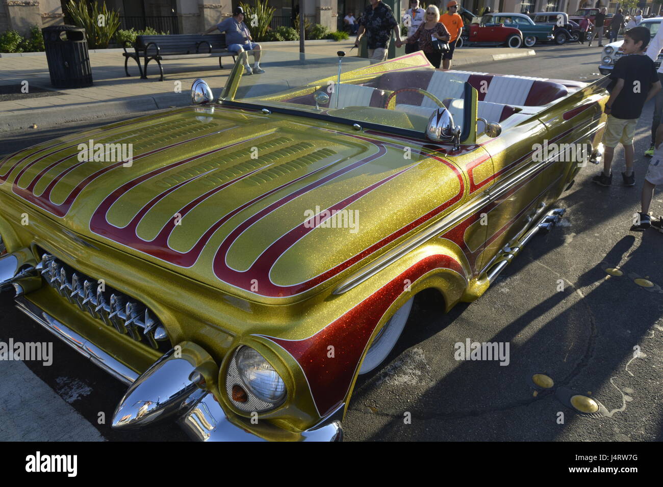 Or Custom Low Rider voiture à petite ville car show, petite ville USA, Amérique Latine Banque D'Images