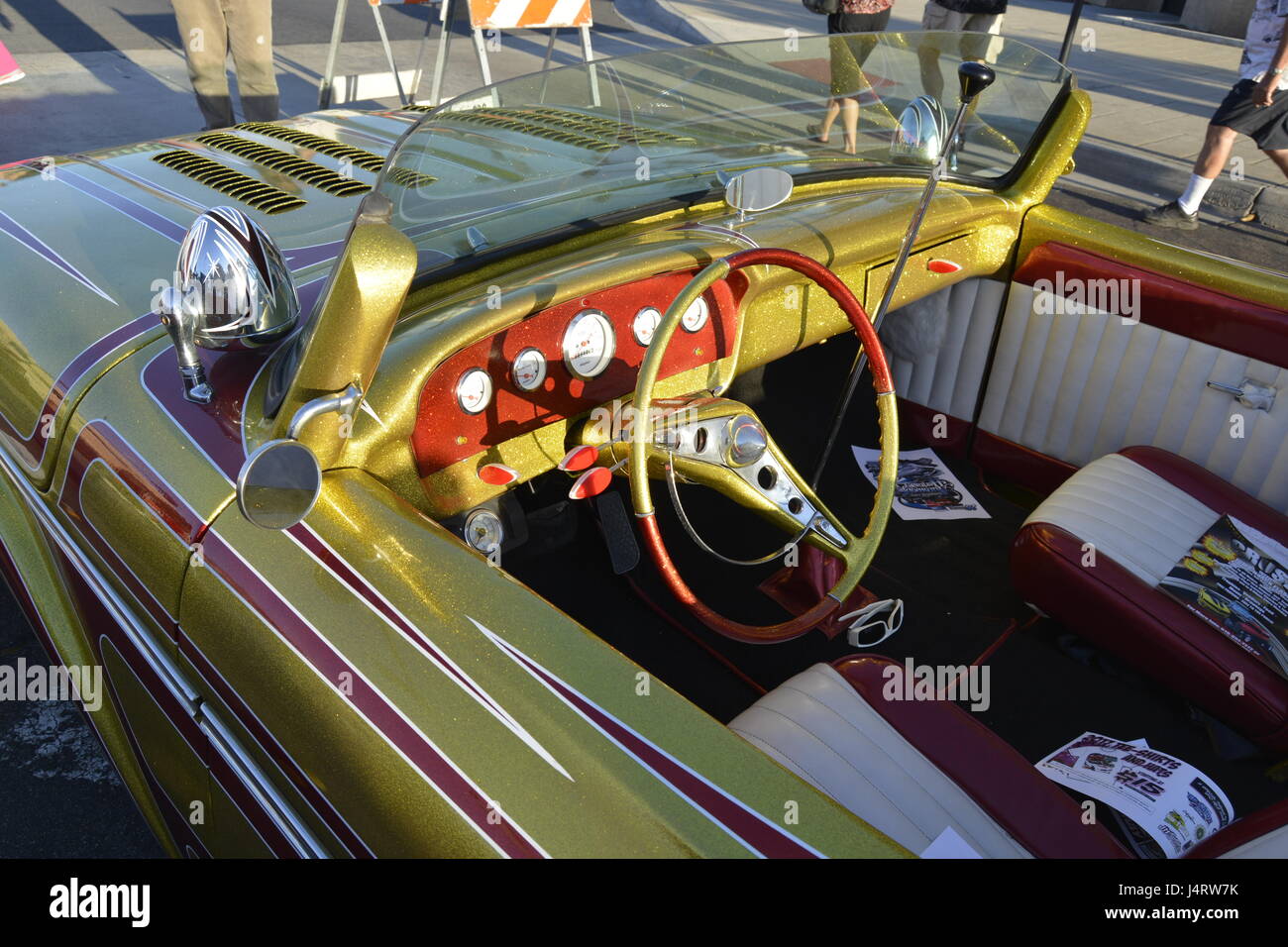 Or Custom Low Rider voiture à petite ville car show, petite ville USA, Amérique Latine Banque D'Images