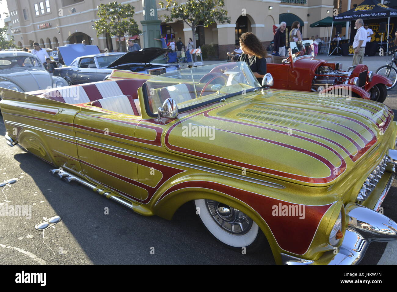 Or Custom Low Rider voiture à petite ville car show, petite ville USA, Amérique Latine Banque D'Images