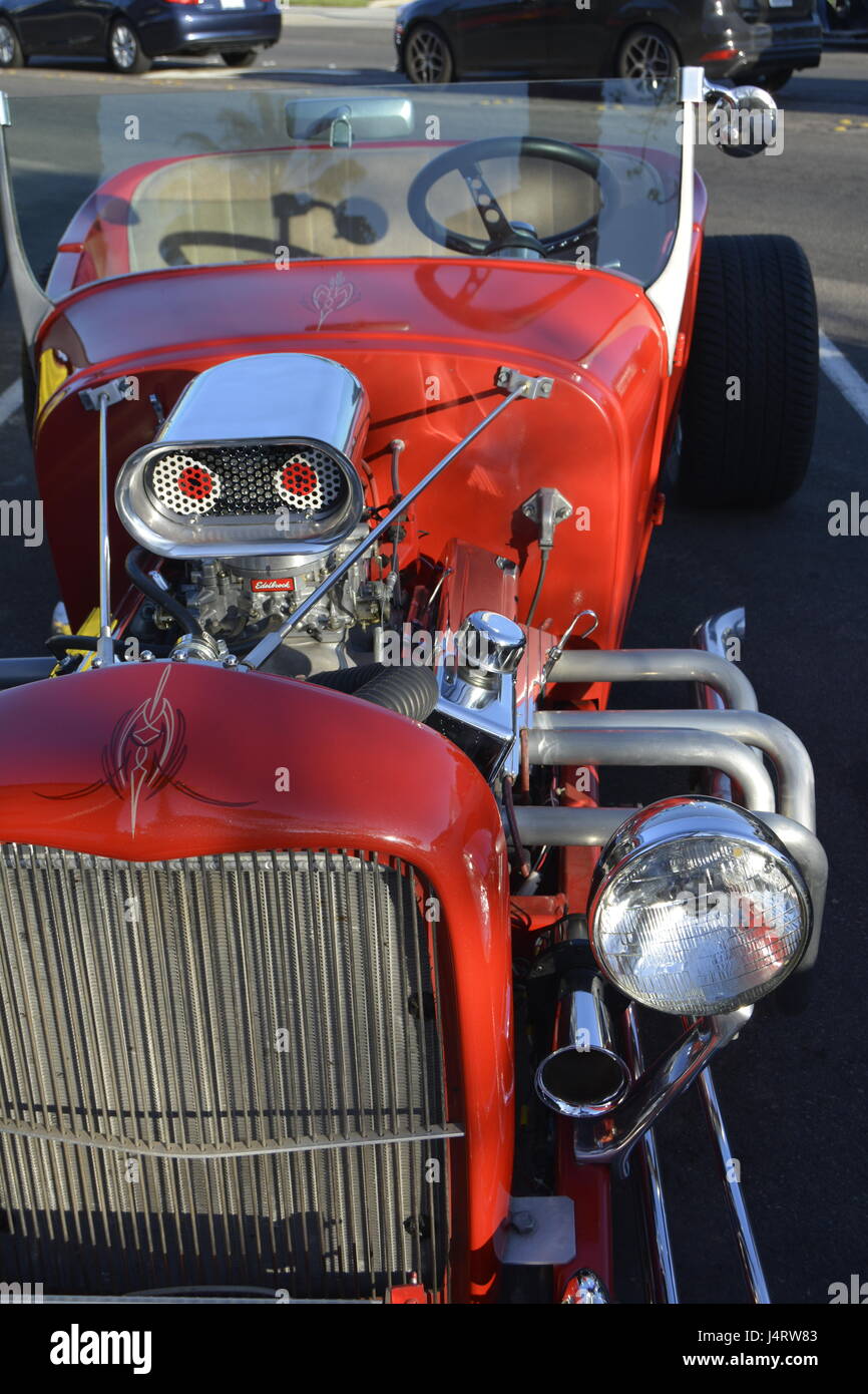 Voiture rouge Hot Rod Roadster, gros moteur brillant Chrome Banque D'Images