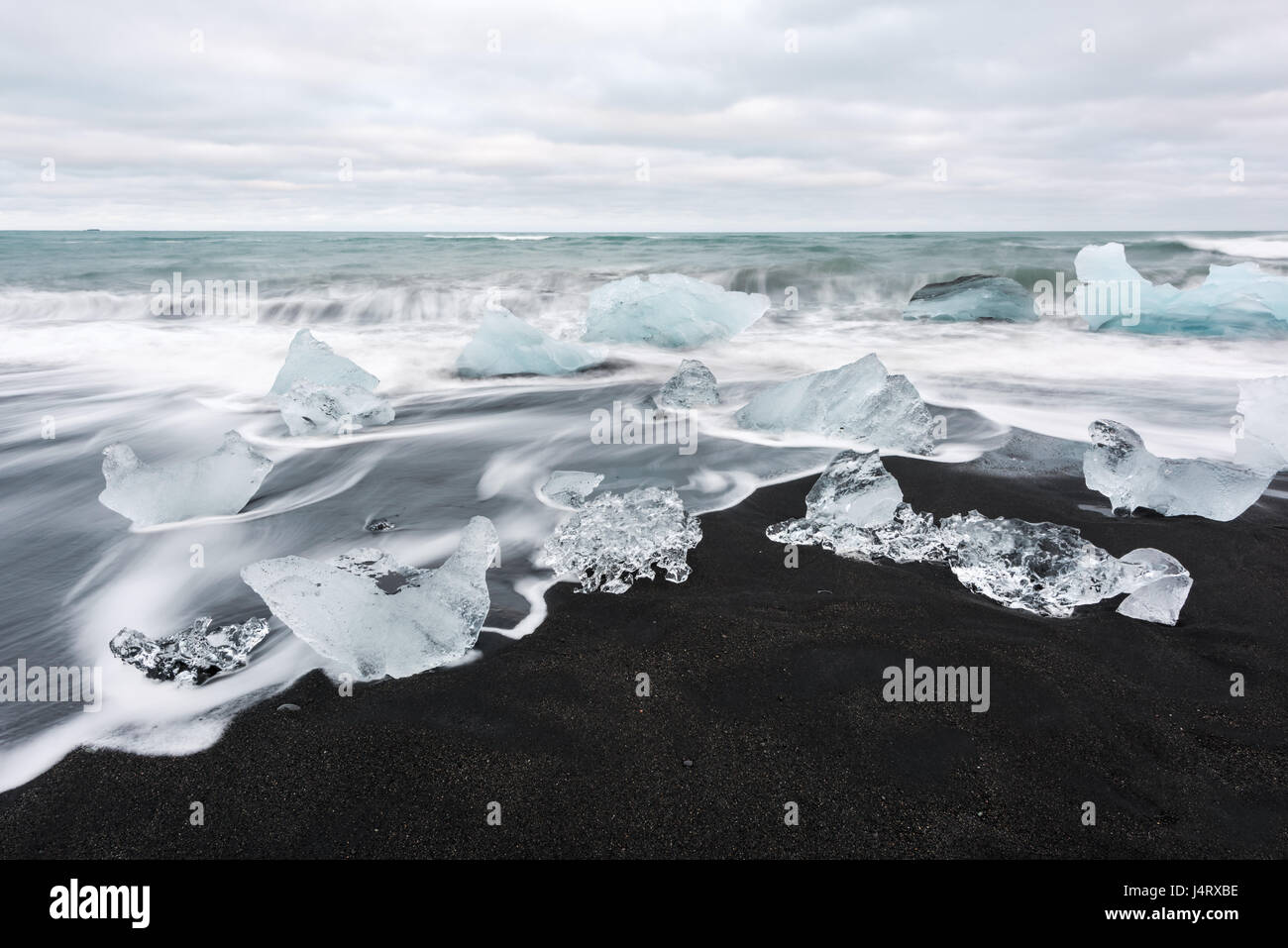 Morceaux d'Iceberg sur Diamond Beach, près de lagon Jökulsárlón, Islande. Scène minimaliste Banque D'Images