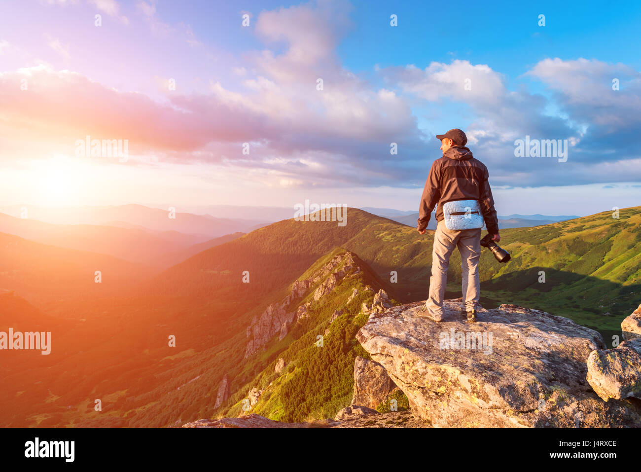 Une famille d'un séjour touristique sur le bord de la falaise dans le contexte d'un incroyable paysage de montagne. Journée ensoleillée et ciel bleu Banque D'Images