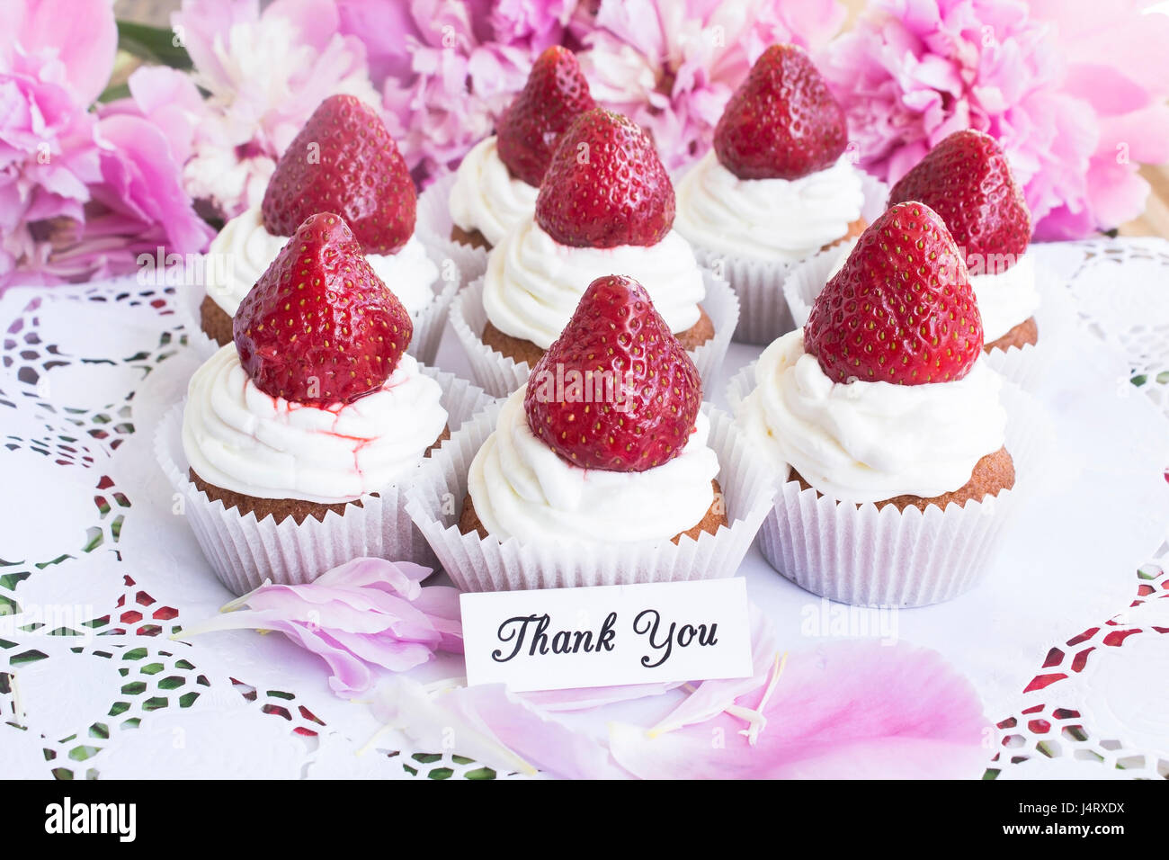 Carte de remerciement avec fraises Cupcakes sur Dentelle de papier. Banque D'Images
