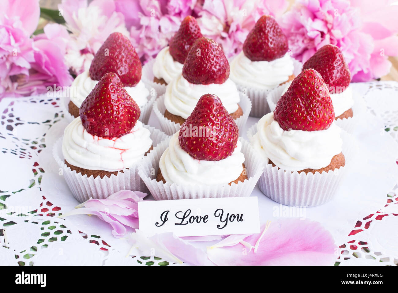 Je t'aime Carte avec fraises Cupcakes sur Dentelle de papier. Banque D'Images