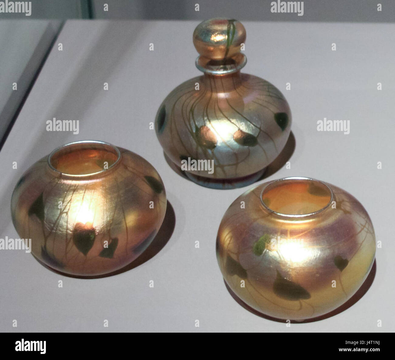 Cette image montre une bouteille de parfum Tiffany à côté de deux pots décoratifs. Connues pour leurs designs luxueux, les créations de Tiffanyâ€™ sont un symbole d’élégance et de savoir-faire. Banque D'Images