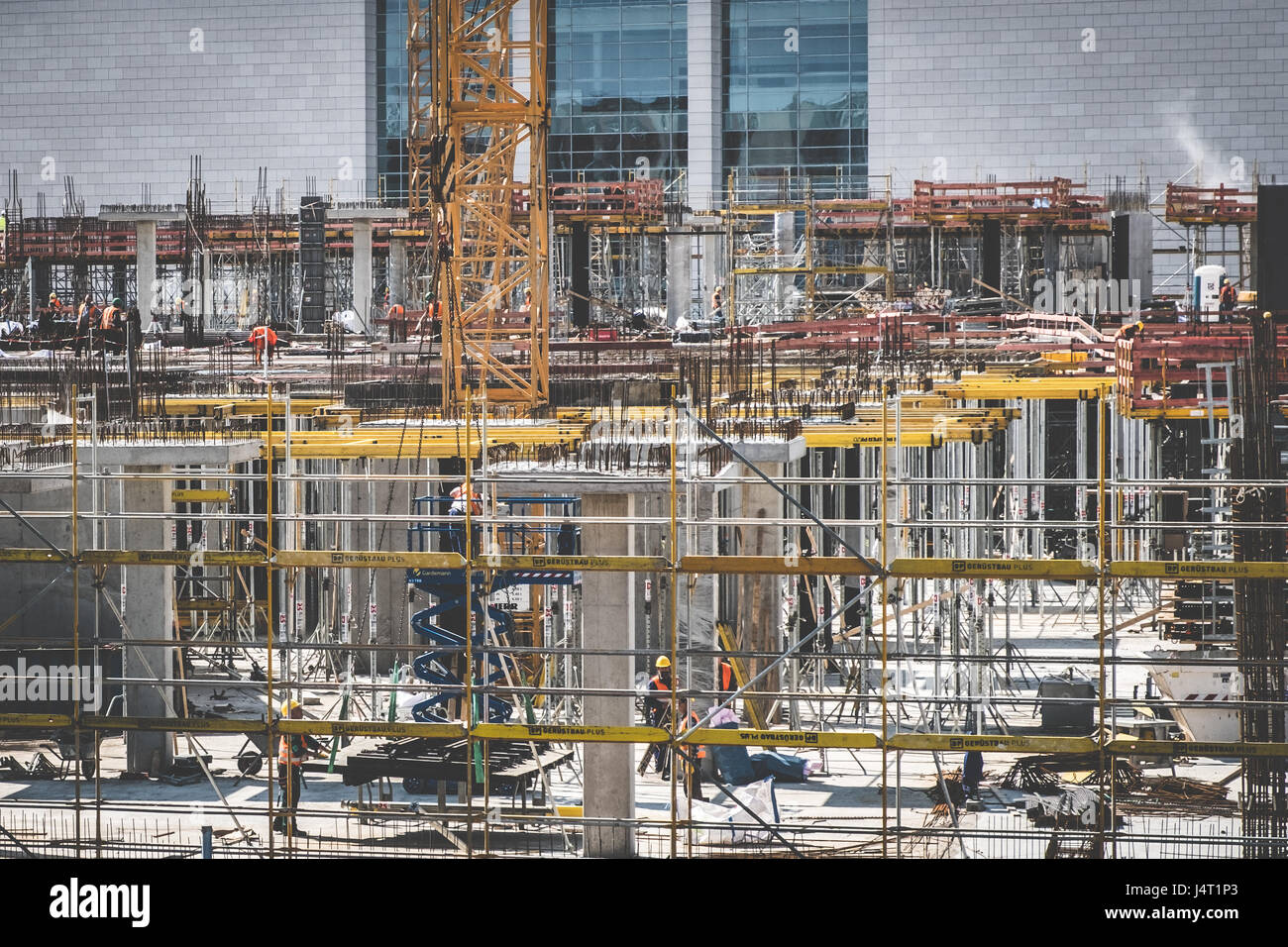 Berlin, Allemagne - 11 mai 2017 : les grues et les travailleurs de la construction au chantier de l'East Side Mall', un centre commercial près de l'East Side Gal Banque D'Images