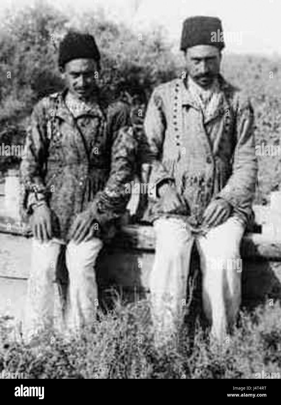 Deux collègues azerbaïdjanais en costume local au début du xxe siècle Banque D'Images