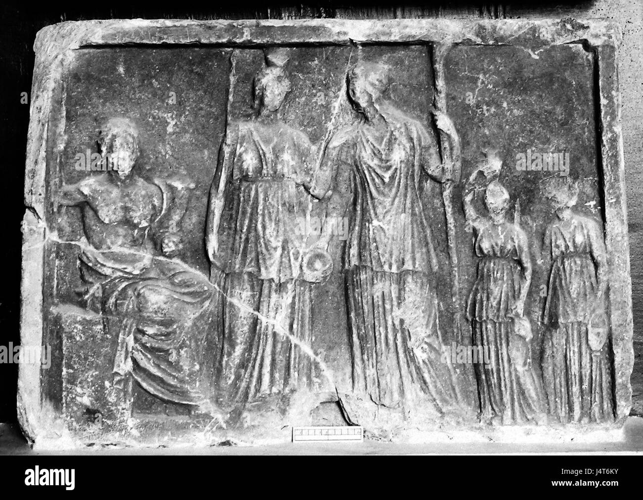 Ce relief votif, logé dans le Musée national d'Athènes, représente des divinités chthoniques de la Grèce antique, représentant des divinités enfantines dans les pratiques religieuses grecques. Banque D'Images