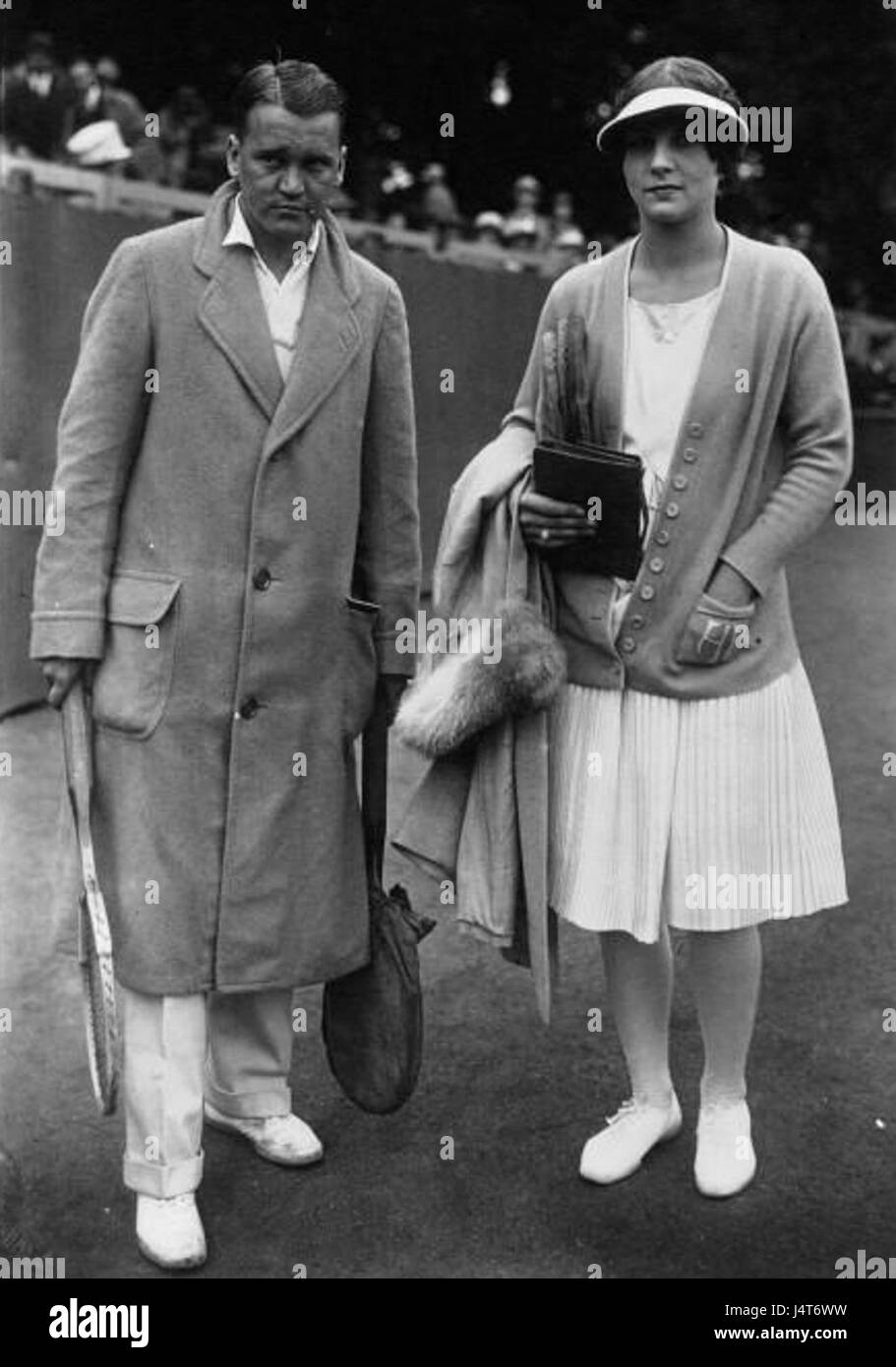 Une image de Vincent Richards et Helen Wills, deux joueurs de tennis éminents des années 1920, montrant leur contribution au sport à cette époque. Les deux ont joué un rôle déterminant dans l'histoire du tennis. Banque D'Images