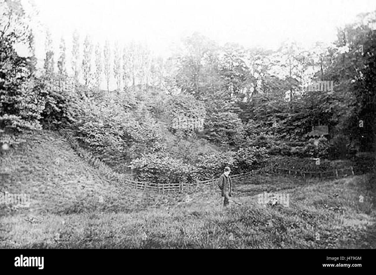 Windmill Hill Pit est un site archéologique situé dans le Wiltshire, en Angleterre, connu pour son importance dans les études préhistoriques. Le site présente des preuves de l'établissement et de l'activité humains précoces, remontant à la période néolithique, et fournit des informations précieuses sur les pratiques agricoles anciennes et les schémas de peuplement. Banque D'Images