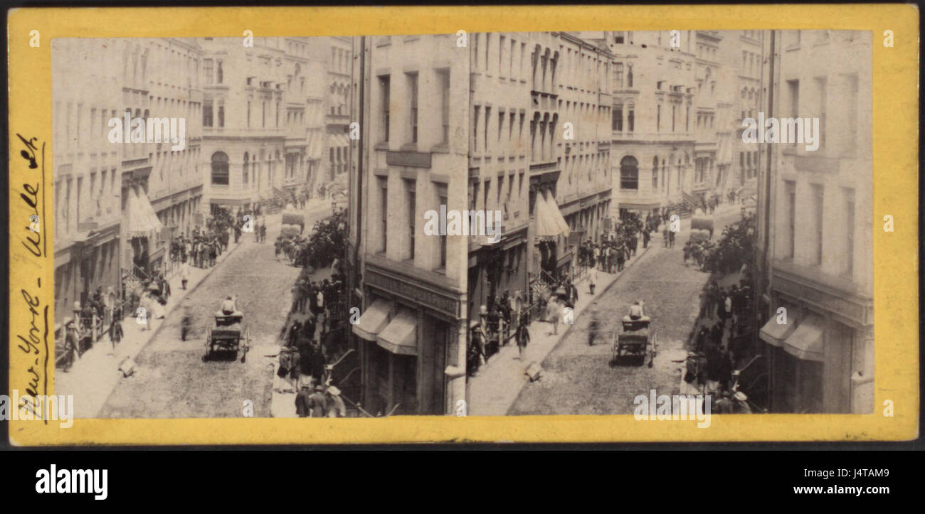Cette image stéréoscopique montre les célèbres sculptures *taureaux et ours* sur William Street, symbolisant la montée et la chute de la bourse, situées près du *trou dans le mur* à New York. Banque D'Images