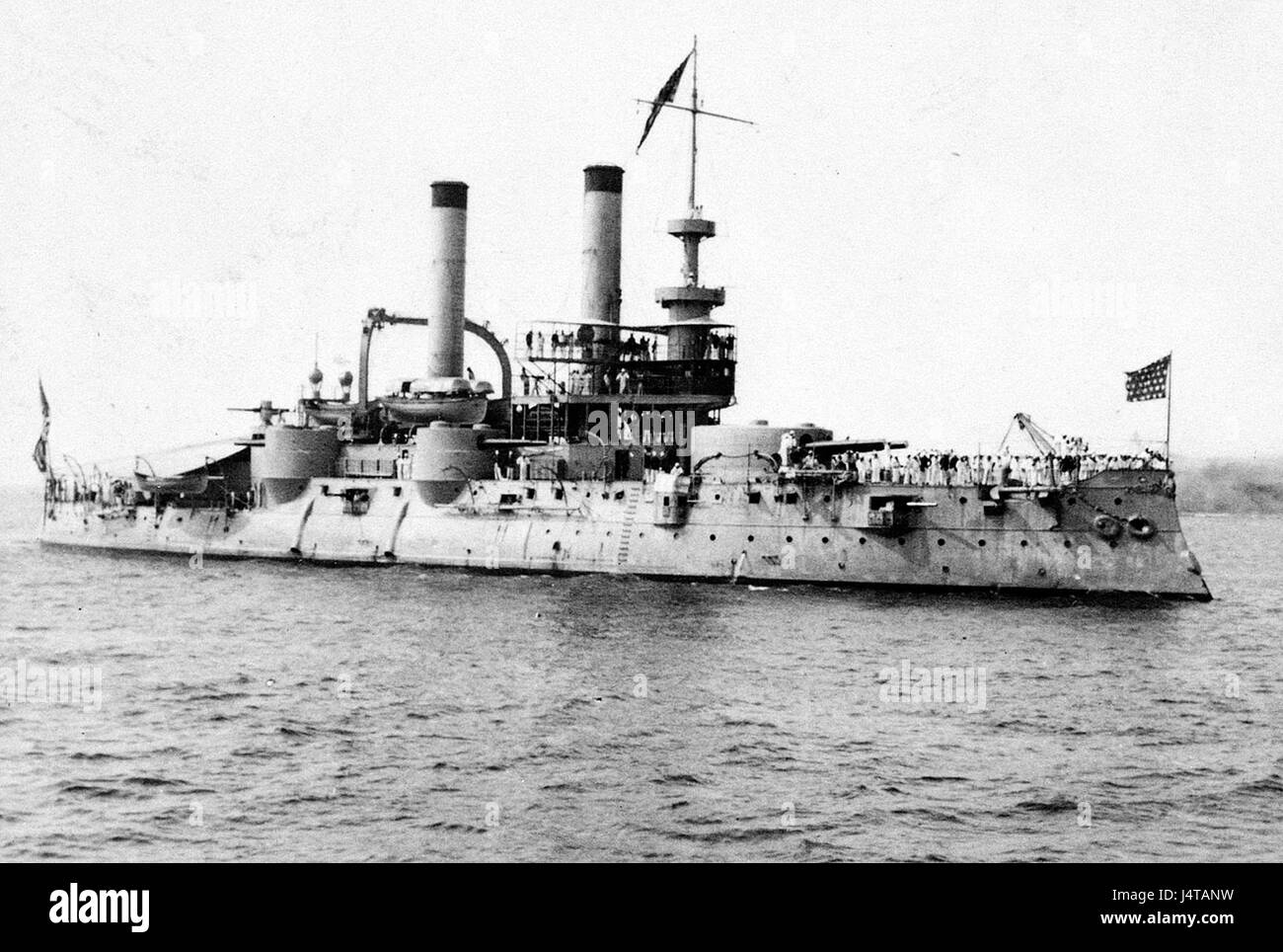 L'USS Iowa, mis en service en 1897, était un cuirassé de la marine des États-Unis. Il a joué un rôle important dans l'histoire navale américaine, servant dans divers conflits à la fin du XIXe siècle et au début du XXe siècle. Banque D'Images